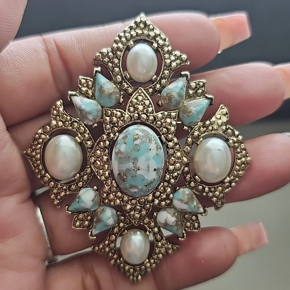 Vintage Signed Sarah Coventry 1968 Remembrance Collection Brooch And Pendant